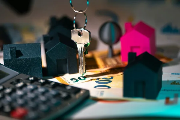 House keys, model houses and a calculator on cash, how rental deposit interest is calculated South Africa